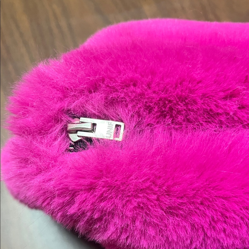 UNIF Faye bag in hot pink faux fur - Picture 6 of 11